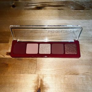 Purchased never used have too much makeup!